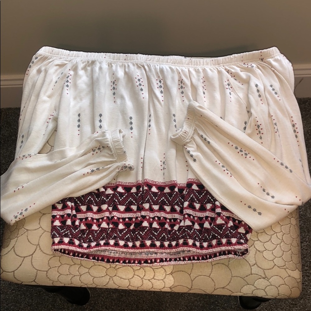 Adorable off the shoulder crop top / XS